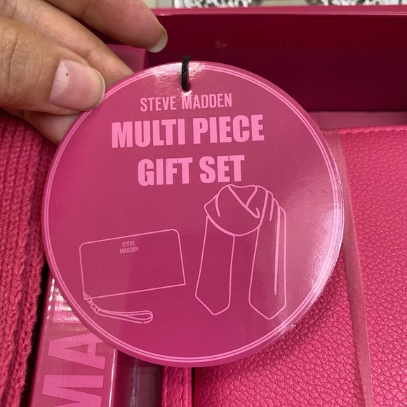 STEVE MADDEN PINK FLASH ZIP AROUND WALLET & KNIT SCARF - Picture 9 of 9